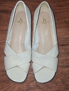 Life Stride Women's Light Cream Crossband Flats